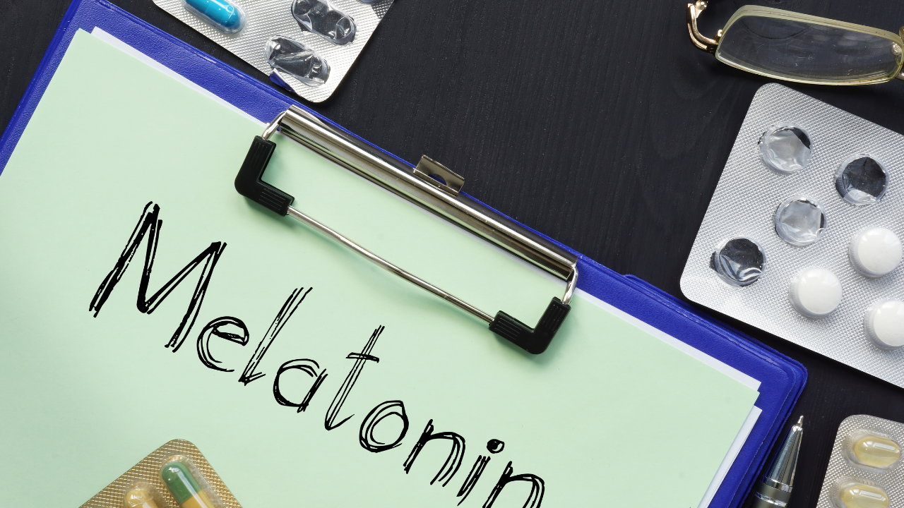 clipboard with word melatonin